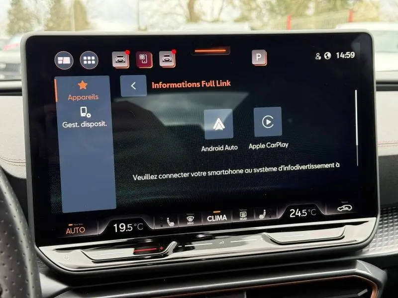 Écran tactile central du tableau de bord du CUPRA Formentor 2025, affichant les options Android Auto et Apple CarPlay.