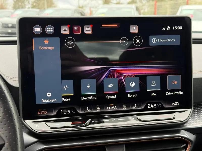 Écran tactile central du tableau de bord du CUPRA Formentor 2025, affichant les réglages d’éclairage et profils de conduite.