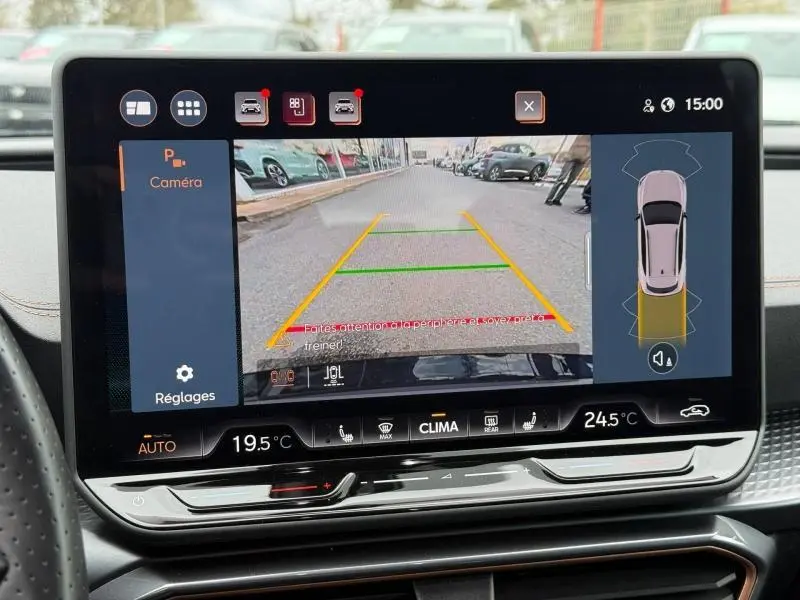 Écran central du tableau de bord montrant la caméra de recul et l'affichage du système de stationnement du CUPRA Formentor gris mat.