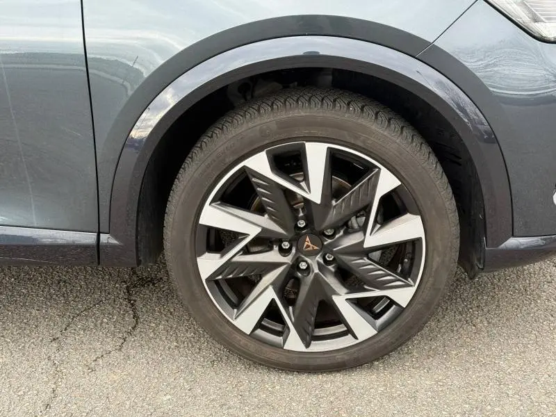 Gros plan sur la roue avant gauche du CUPRA Formentor 1.5 eTSI Hybrid 2025 en gris magnétique mat avec jante alliage distinctive.