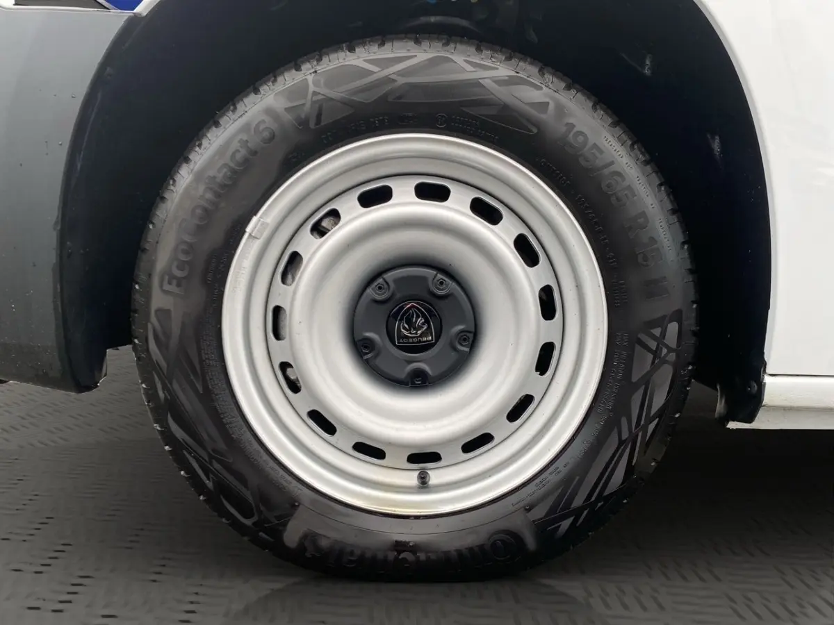 Gros plan sur la roue avant droite blanche du Peugeot Partner 2024 avec jante acier et pneu Continental EcoContact 6.