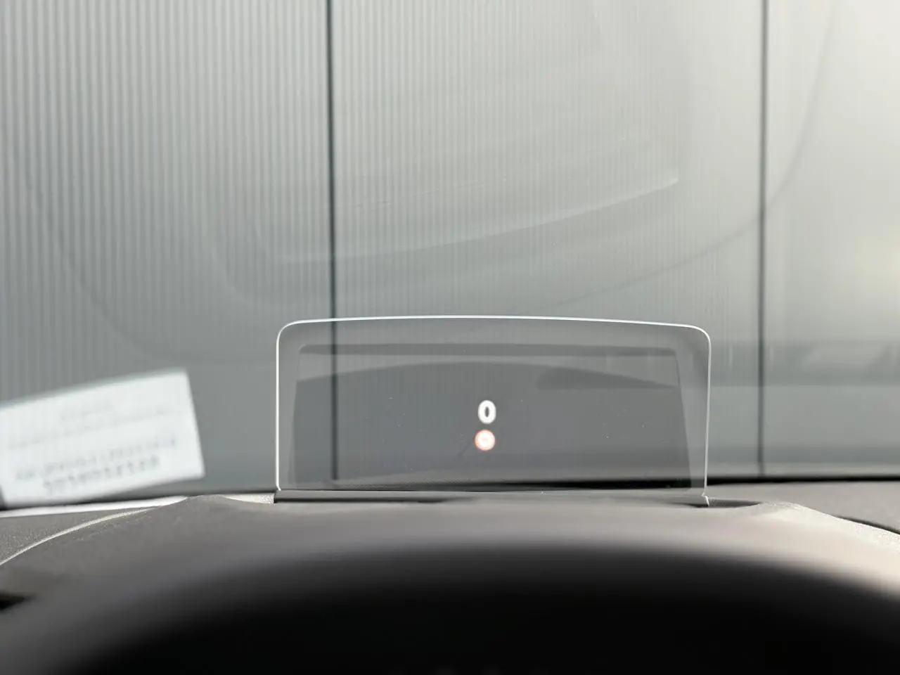 Affichage tête haute numérique montrant un compteur à zéro dans le tableau de bord d'une Citroën C4 Hybrid 145 e-DSC6 Max.