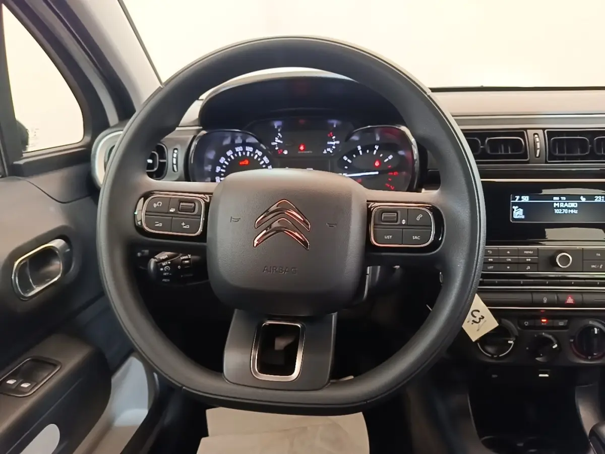 Vue centrée sur le volant multifonctions noir du Citroën C3 2019 avec tableau de bord et console centrale visibles.