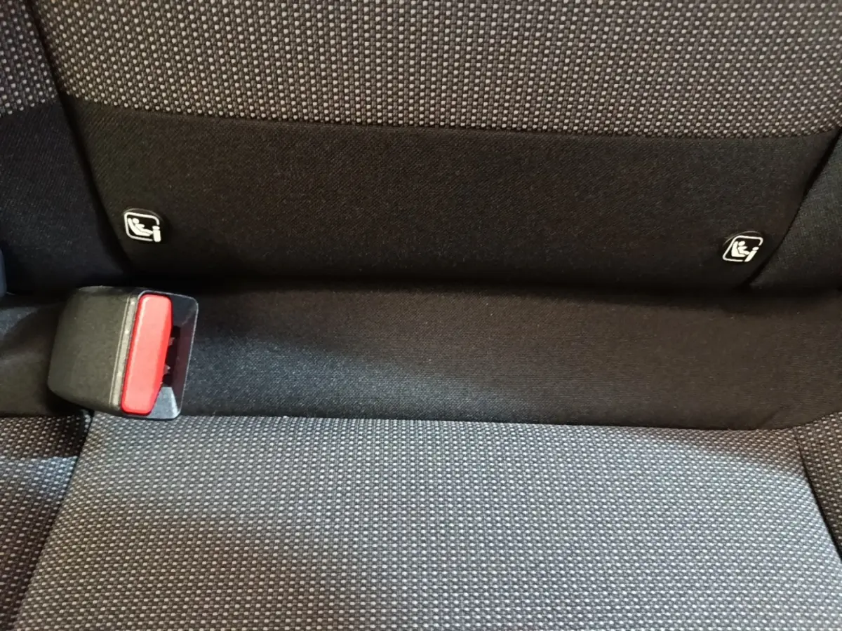 Gros plan sur la banquette arrière noire et grise de la Citroën C3 avec attaches Isofix visibles.