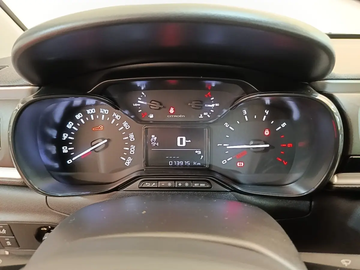 Vue rapprochée du tableau de bord de la Citroën C3 PureTech 110, affichage numérique et compteurs analogiques.