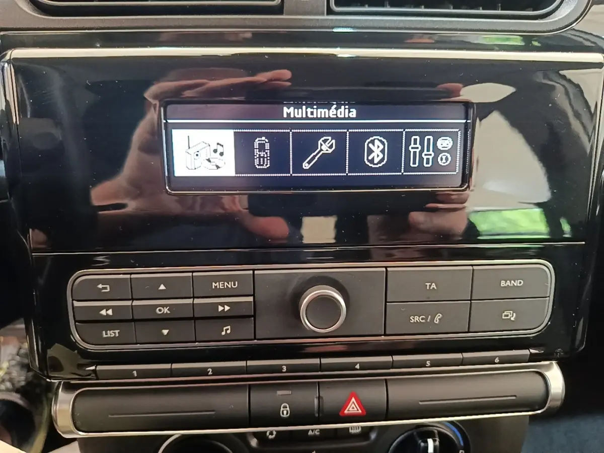 Vue rapprochée de la console centrale noire de la Citroën C3 avec écran multimédia et commandes tactiles.