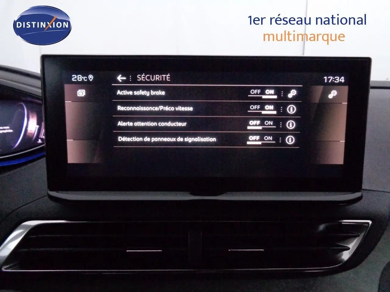 Gros plan sur la palette de changement de vitesse et la commande d'éclairage du Peugeot 3008 gris platinium métal 2023.