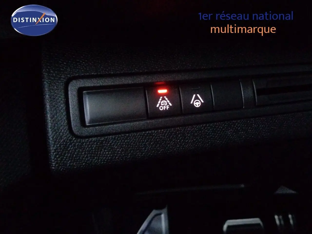 Tableau de bord numérique du Peugeot 3008 gris platinium, affichant la vitesse à 0 km/h et la marche arrière engagée.