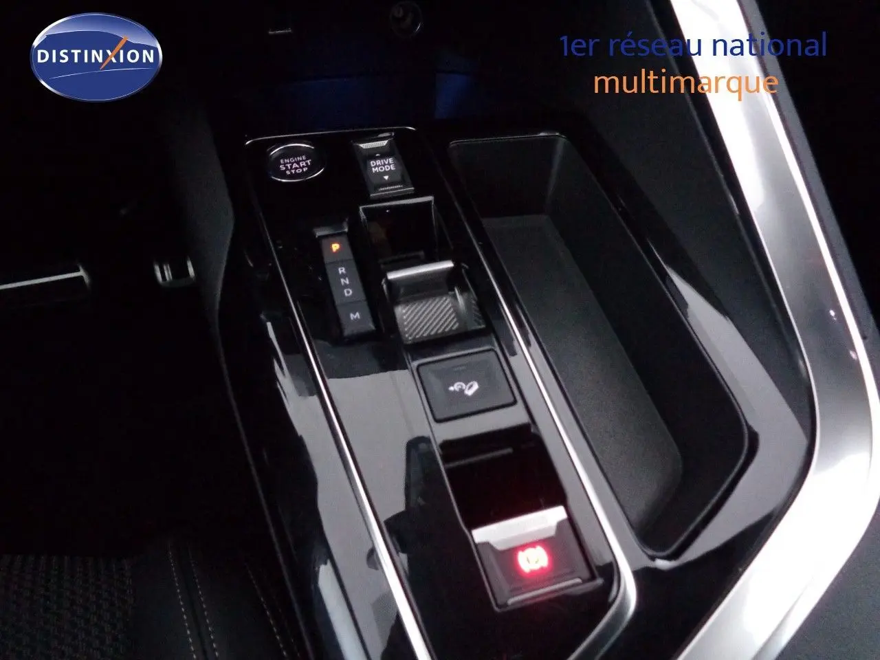 Écran tactile central du Peugeot 3008 gris platinium, affichant les applications Apple CarPlay et la température à 19°C.