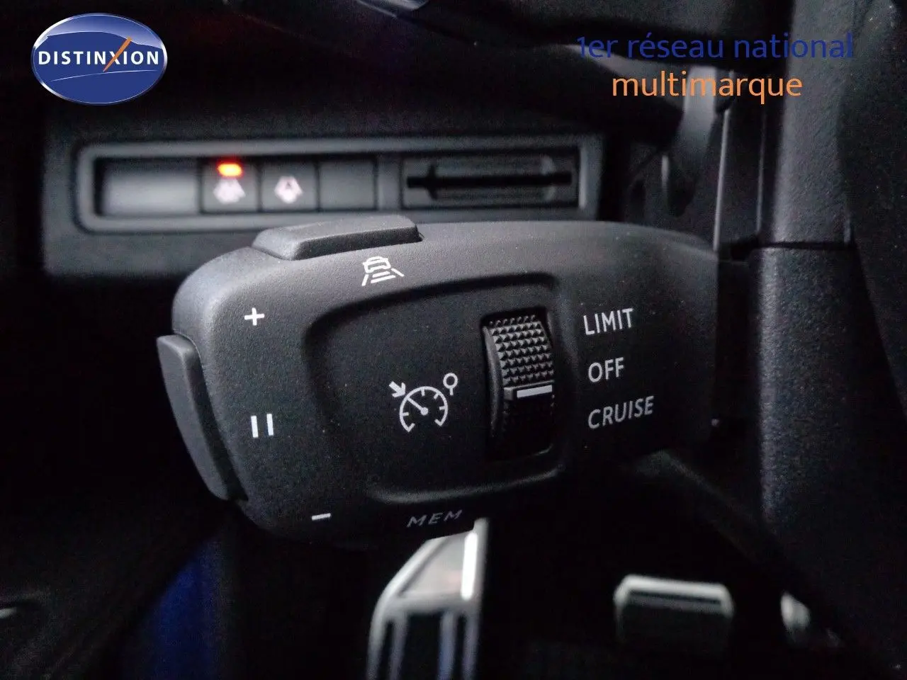 Vue intérieure de la banquette arrière en cuir noir avec surpiqûres contrastantes du Peugeot 3008 GT 2023.