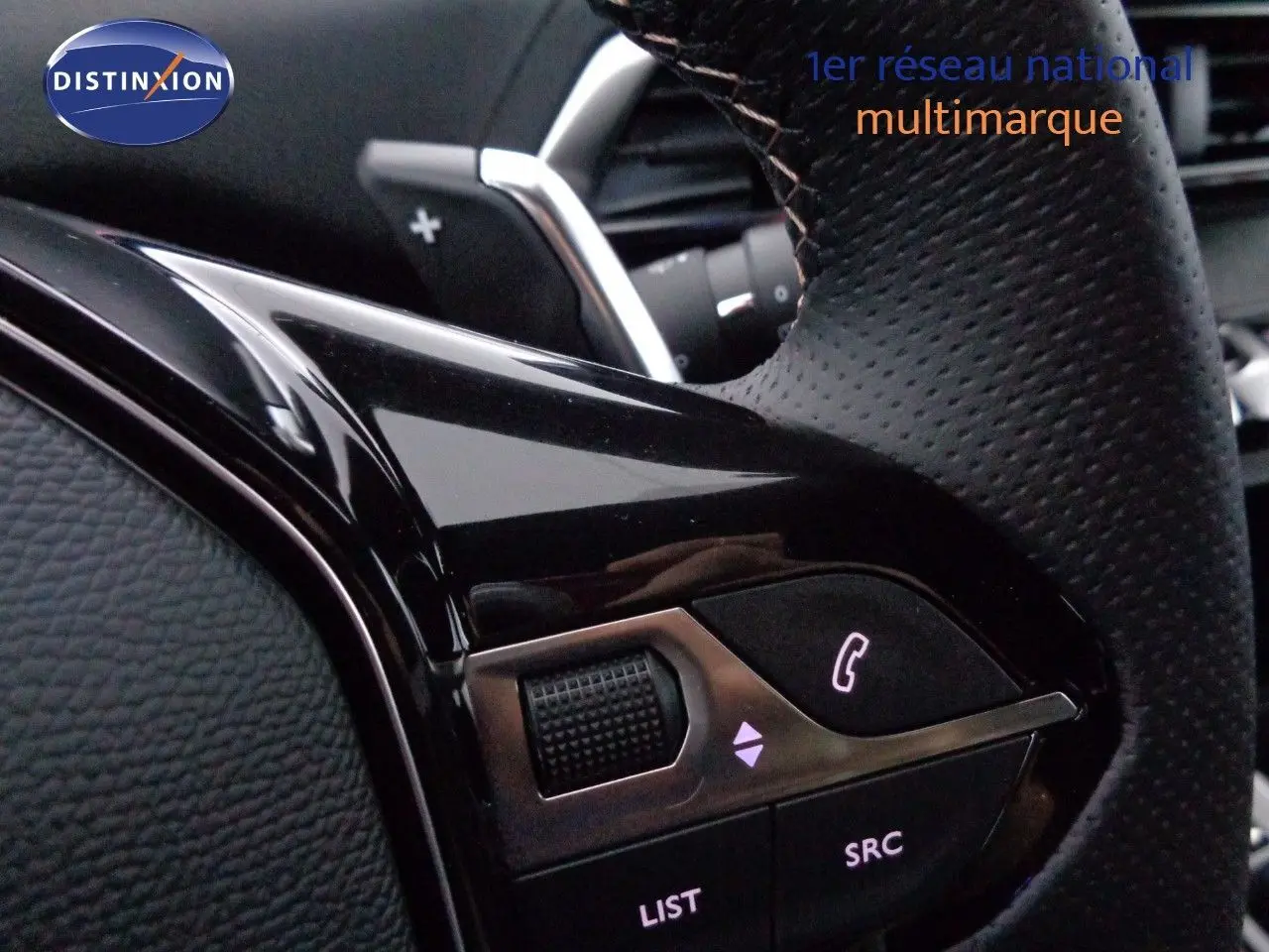 Vue intérieure côté conducteur du Peugeot 3008 2023 avec sièges en cuir noir et surpiqûres contrastées.