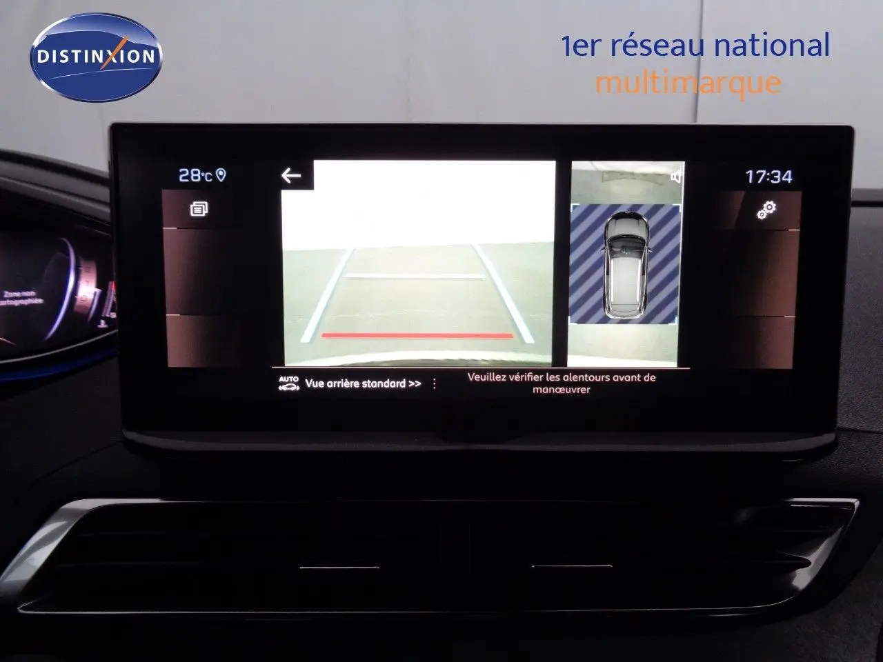 Gros plan sur le volant cuir perforé avec logo Peugeot et tableau de bord numérique du 3008 gris platinium 2023.