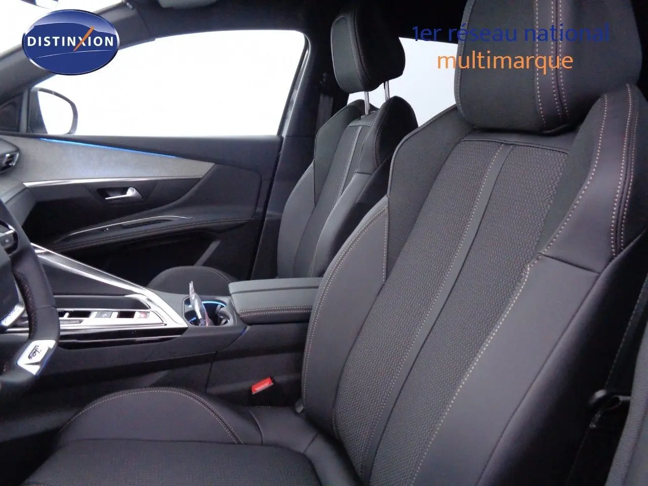 Vue intérieure côté conducteur du Peugeot 3008 gris platinium métal, mettant en valeur les sièges cuir noir avec surpiqûres contrastées.