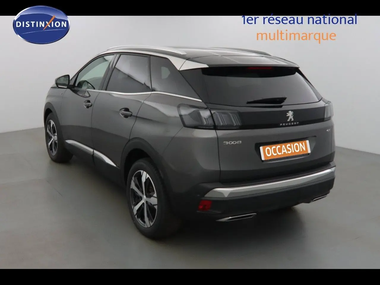Peugeot 3008 gris platinium métal vu en 3/4 arrière droit, avec vitres teintées et jantes alliage bicolores.