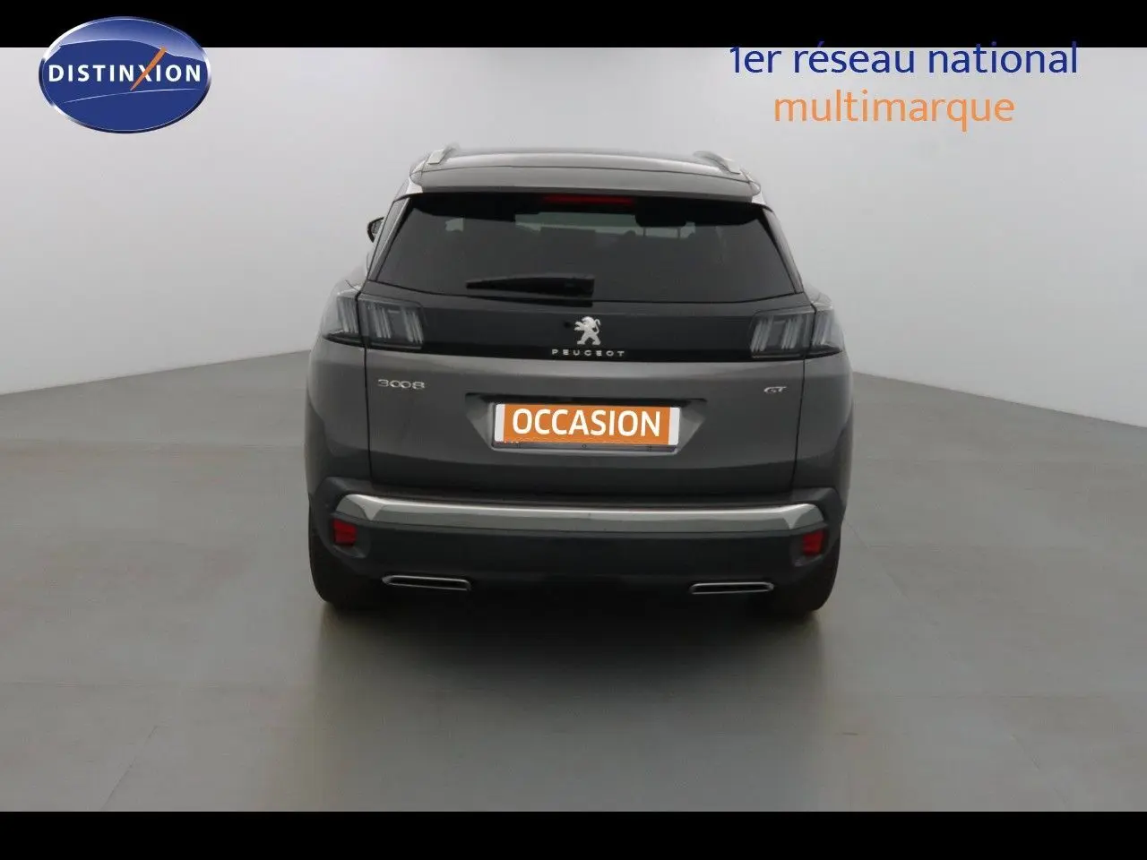 Vue arrière du Peugeot 3008 GT gris platinium métal avec feux teintés et double sortie d'échappement intégrée.