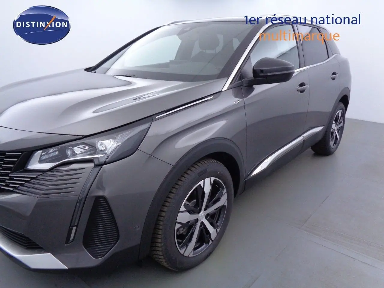 Gros plan sur la roue avant gauche et l'aile gris platinium du Peugeot 3008 1.2 PureTech GT avec logo GT visible.