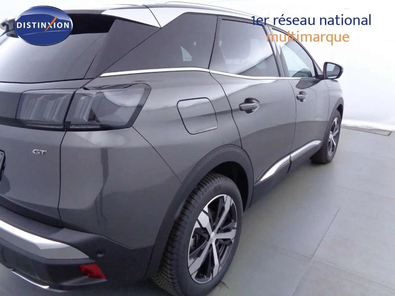Peugeot 3008 gris platinium métal en vue 3/4 arrière droit, avec jantes alliage et vitres teintées.