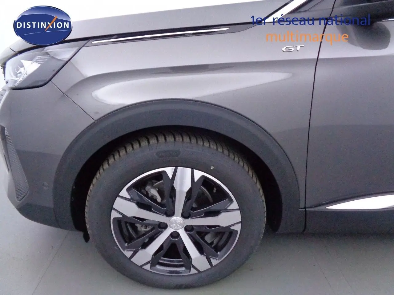 Peugeot 3008 gris platinium métal en vue 3/4 avant droit, mettant en valeur ses phares LED et jantes bicolores.