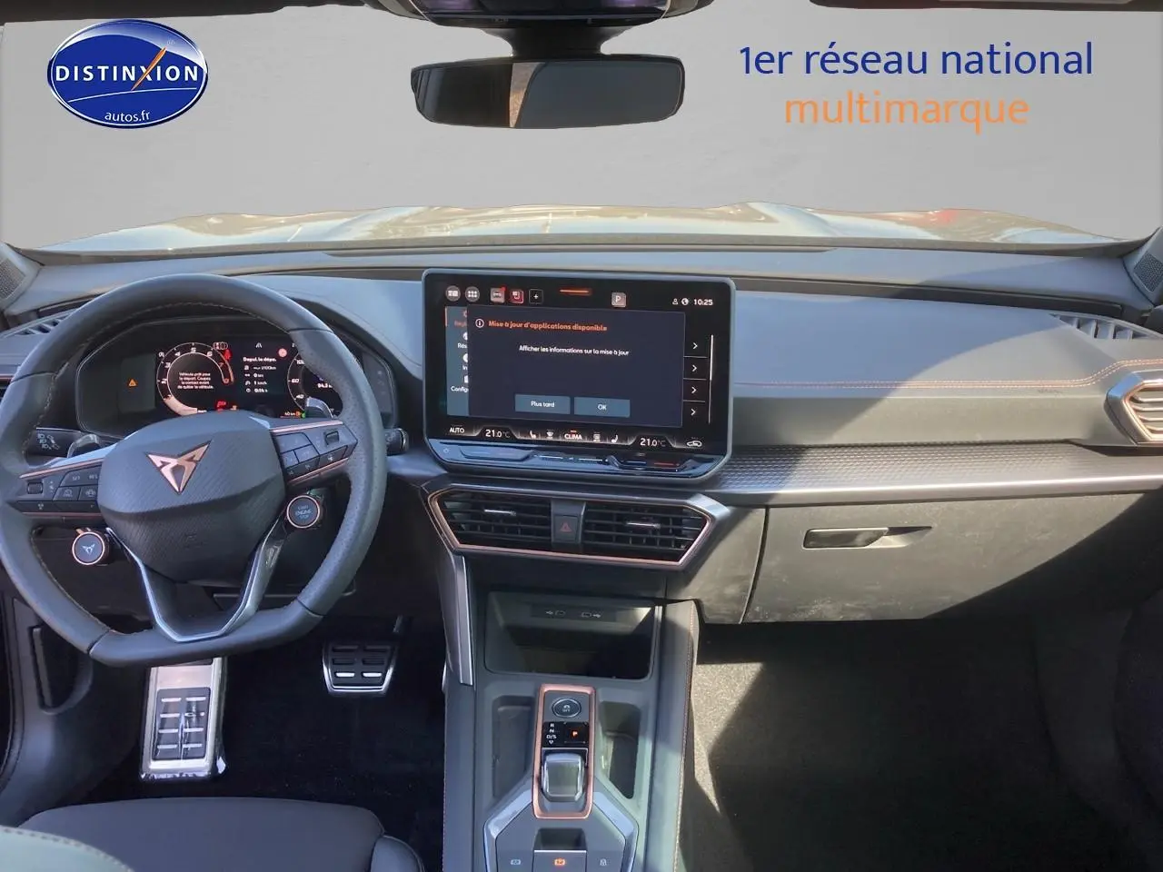 Vue intérieure avant du tableau de bord et volant cuir noir du CUPRA Formentor 1.5 etsi hybrid 2025 avec écran tactile central allumé.