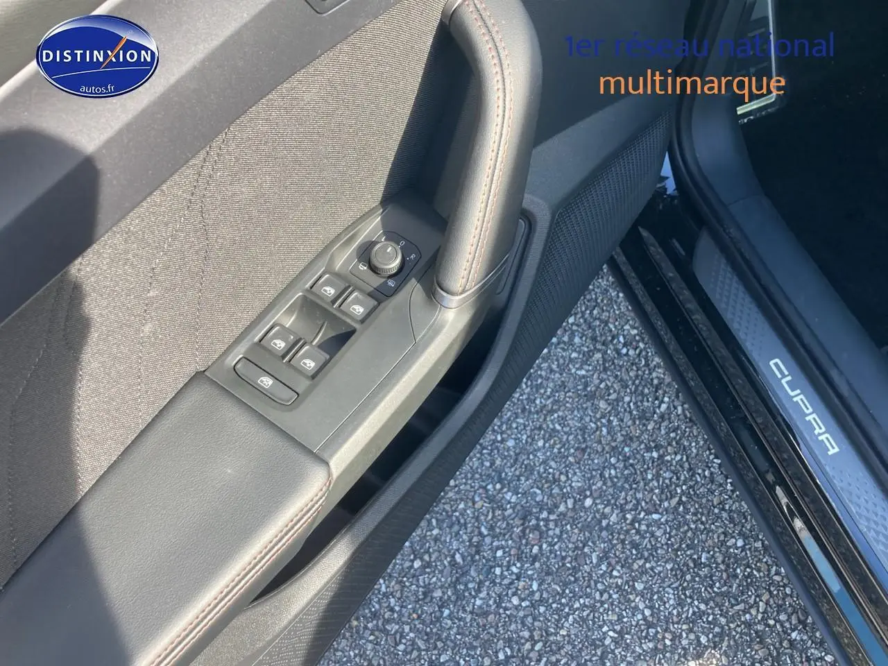 Vue rapprochée de la porte avant gauche noire midnight du CUPRA Formentor 2025 avec commandes de vitres et seuil de porte Cupra.