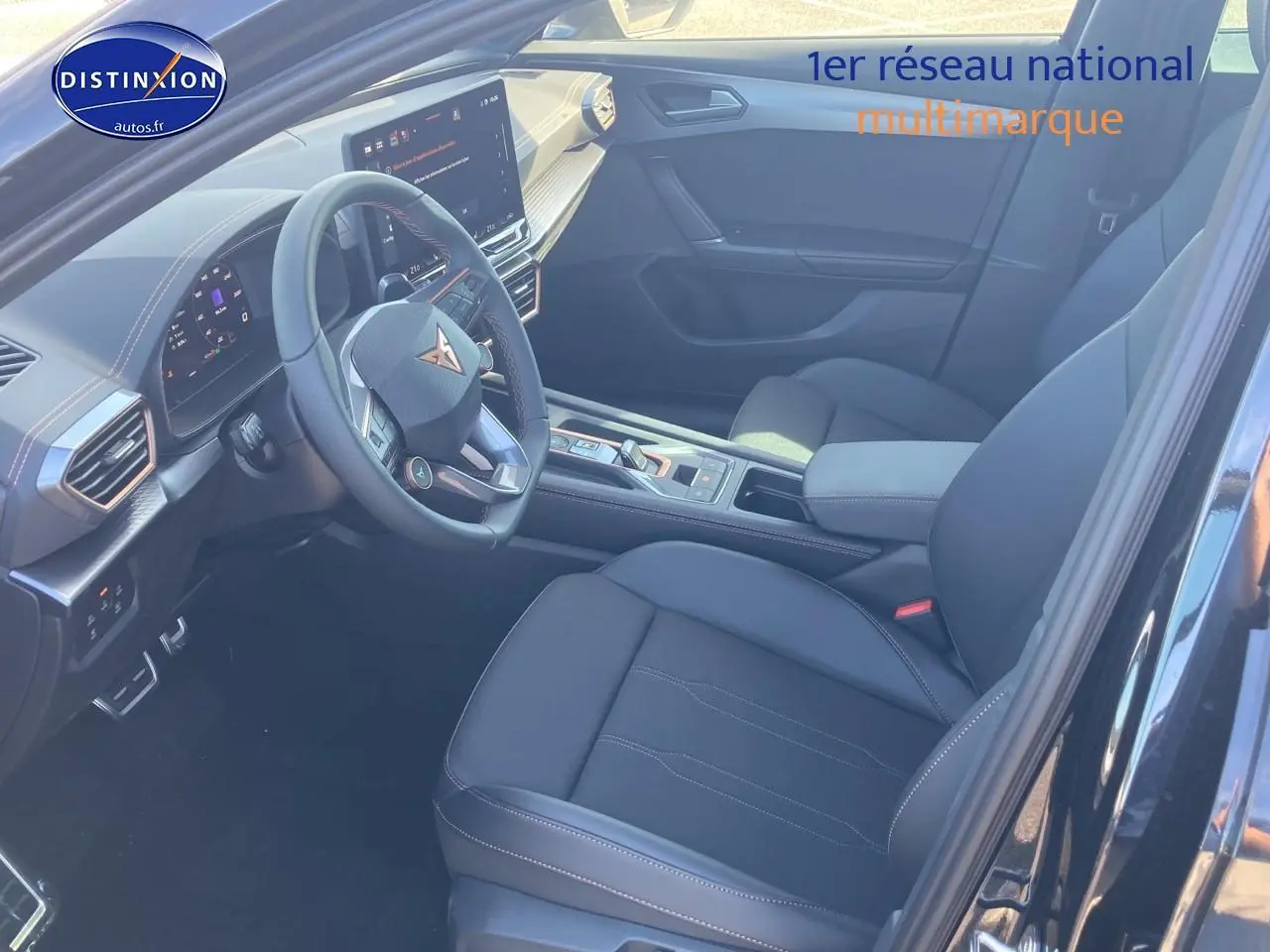 Vue intérieure côté conducteur de la CUPRA Formentor 1.5 ETSI Hybrid 2025 noir midnight avec volant cuir multifonction.