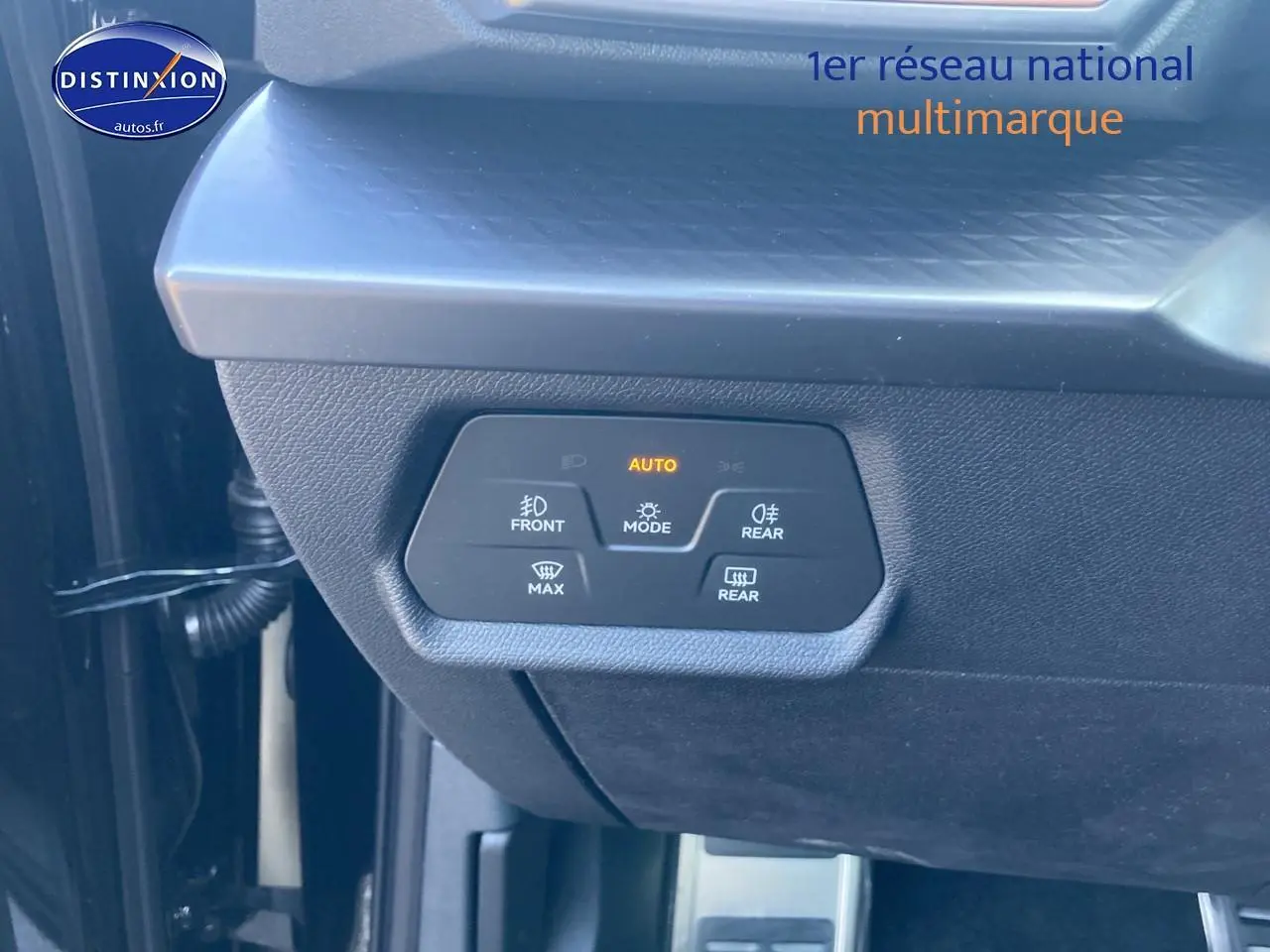 Détail du tableau de bord noir midnight du CUPRA Formentor 1.5 etsi hybrid, avec commandes d’éclairage automatiques.