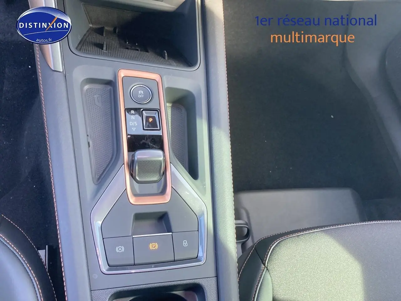 Vue plongeante sur la console centrale du CUPRA Formentor noir midnight, avec levier de vitesse et commandes intégrées.