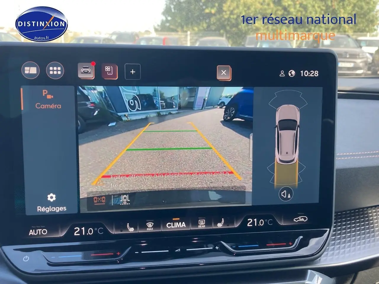 Écran tactile intérieur montrant la caméra de recul et l’aide au stationnement du CUPRA Formentor noir midnight, vue avant.