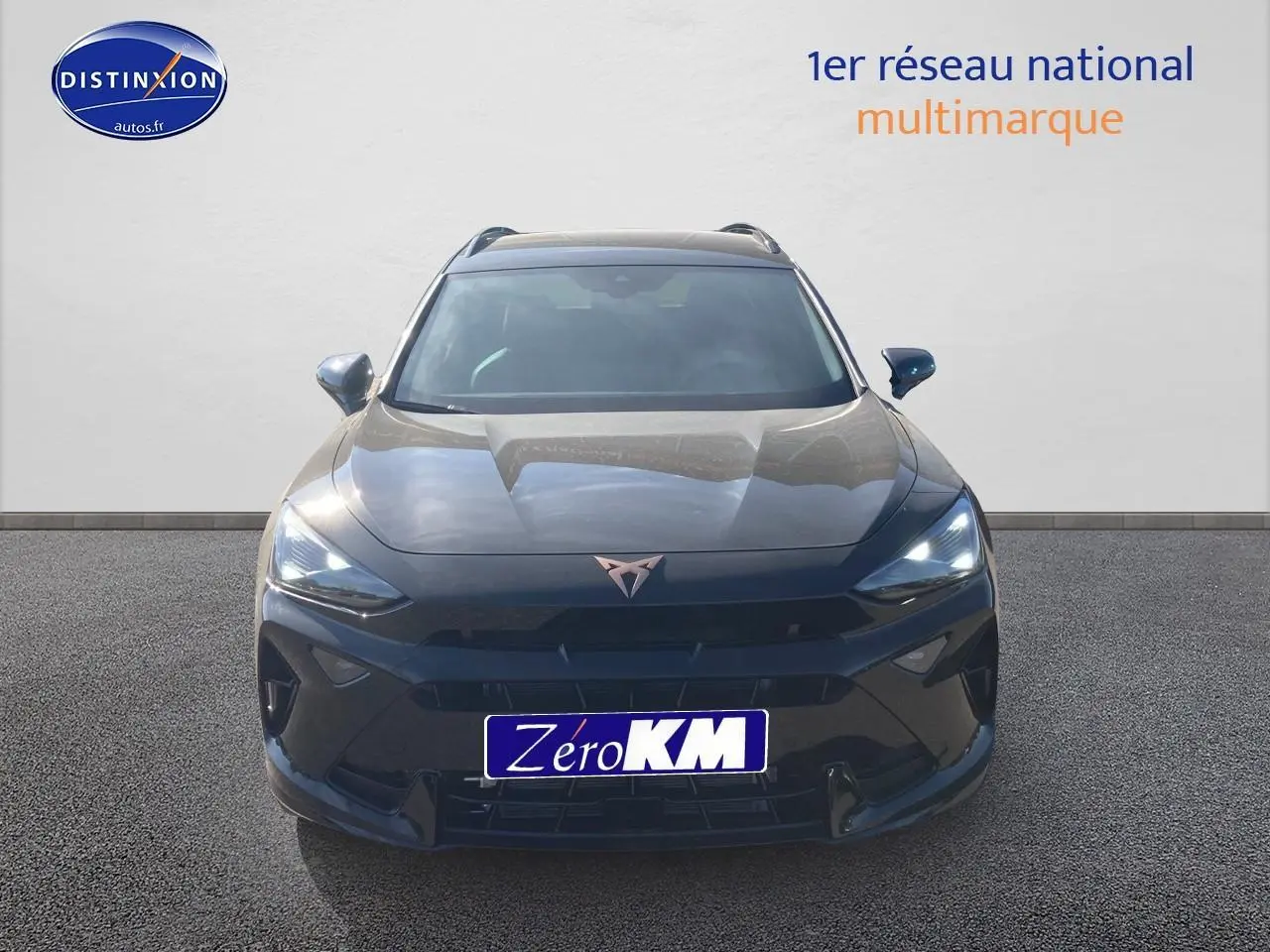 Vue frontale d'un CUPRA Formentor 1.5 etsi hybrid 150 DSG7 noir midnight avec feux LED allumés.