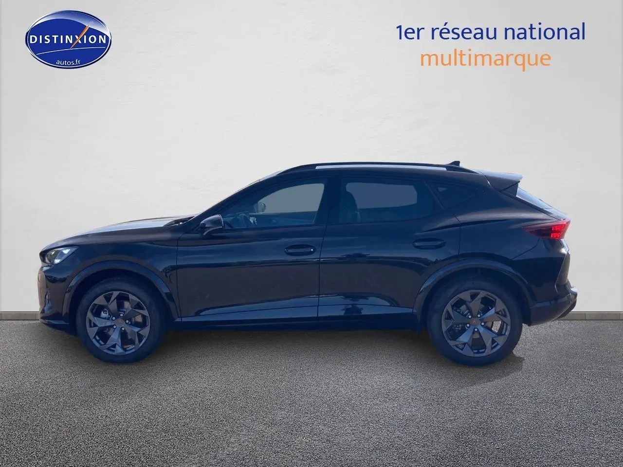 Vue de profil côté gauche d’un CUPRA Formentor 1.5 etsi hybrid 150 DSG7 noir midnight avec jantes alu 18 pouces.