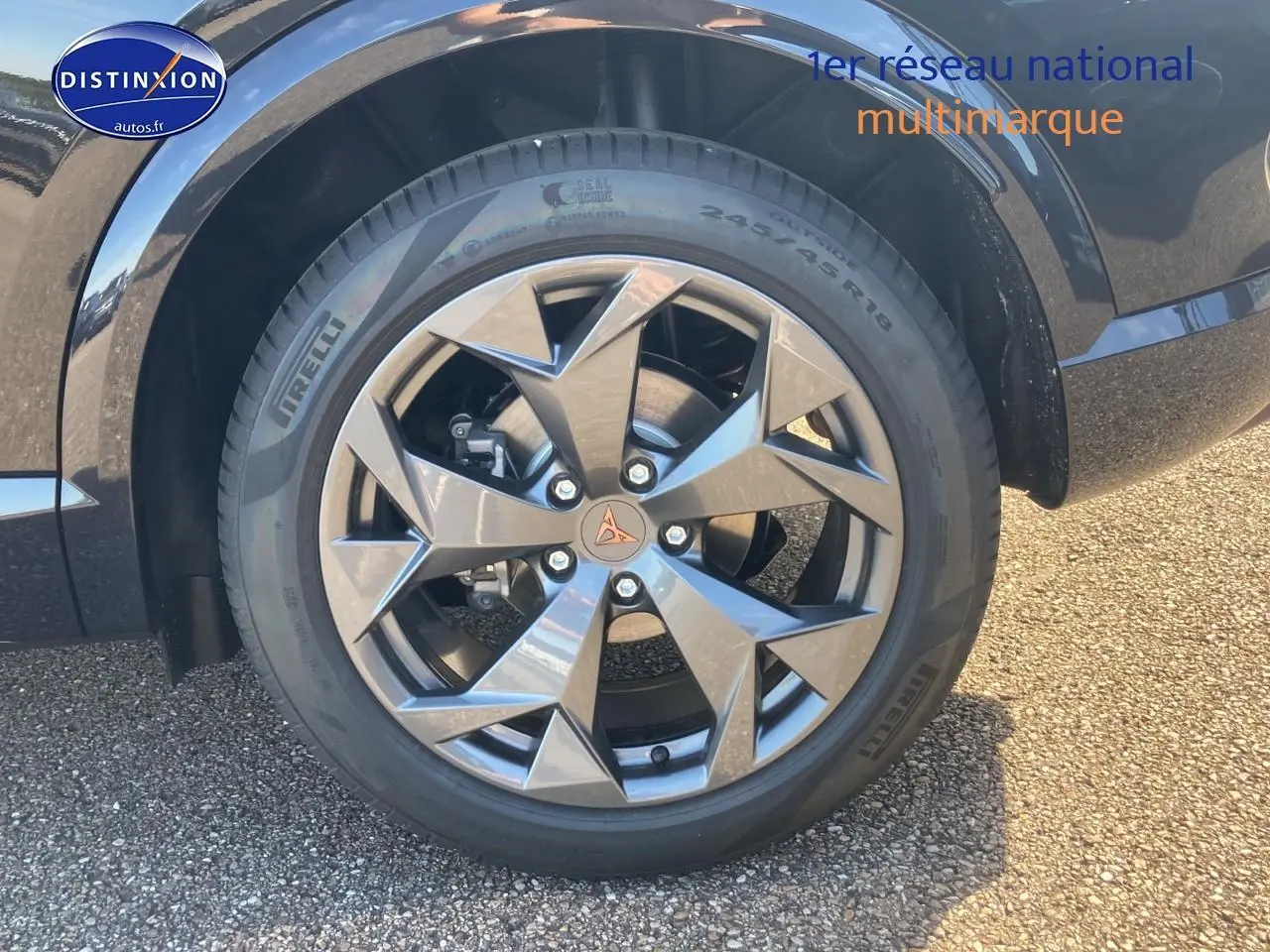 Gros plan sur la jante alu 18 pouces Tempest gris anthracite du côté gauche du CUPRA Formentor noir midnight.