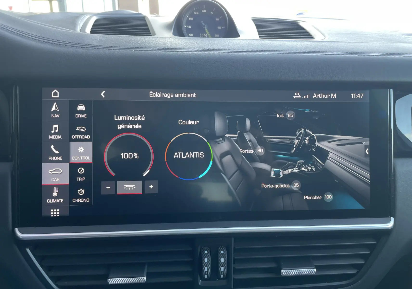 Écran tactile intérieur du Porsche Cayenne E-Hybrid 2018, affichant les réglages d’éclairage ambiant et la vue du tableau de bord.
