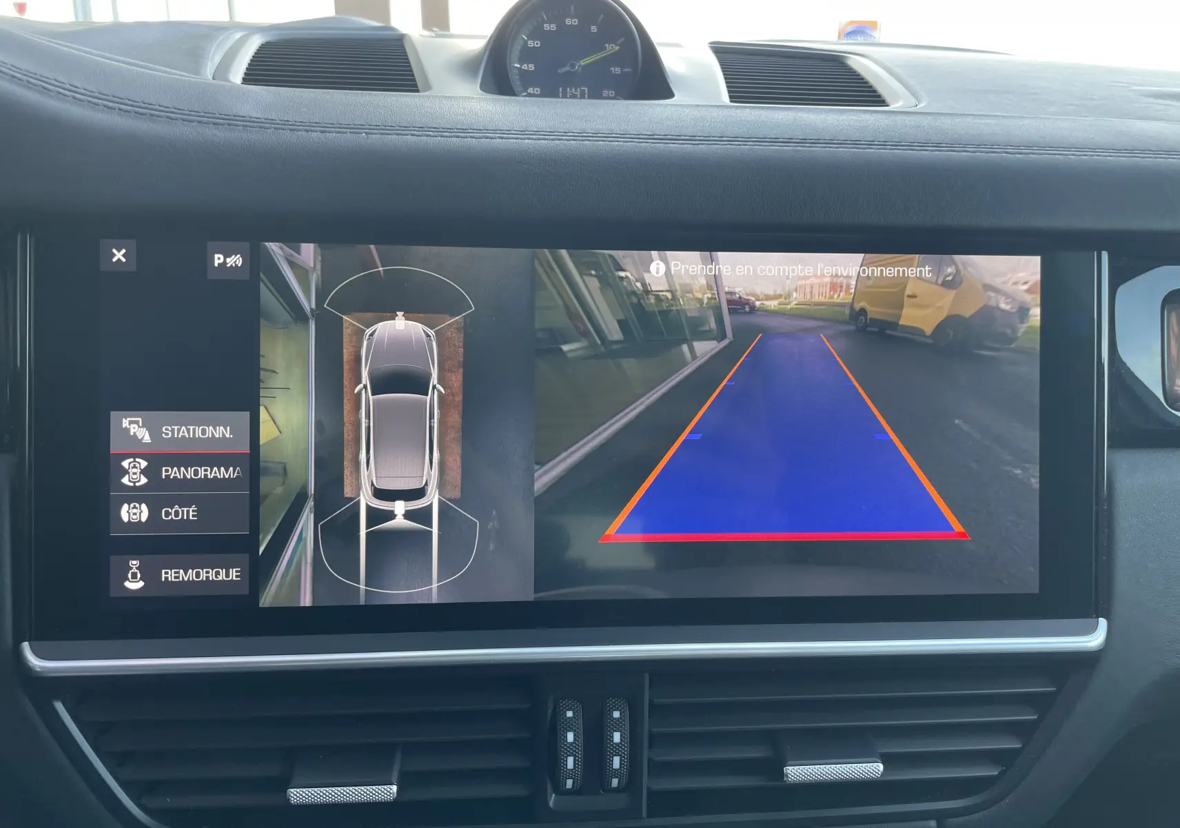 Écran central du Porsche Cayenne E-Hybrid 2018 montrant la caméra de recul et l'affichage 360° avec interface de stationnement.