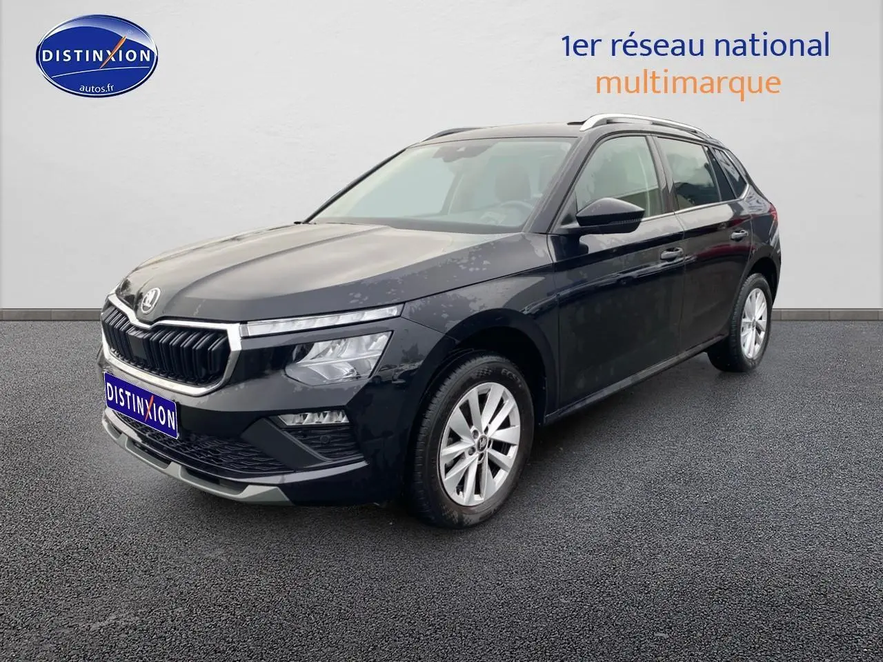 Vue 3/4 avant droite d'un Skoda Kamiq noir 2025 avec calandre chromée et jantes alu sur sol bitumé.