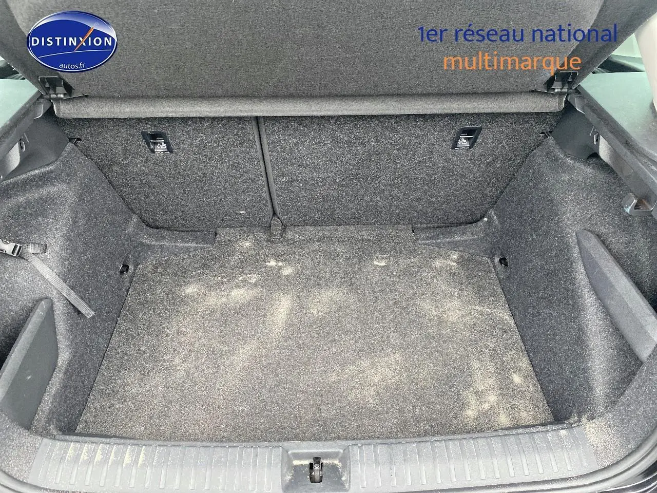 Coffre ouvert vu de face d’un Skoda Kamiq noir 2025, montrant l’espace de rangement intérieur vide.