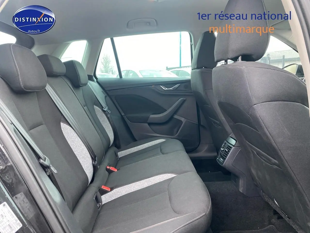 Vue intérieure côté droit montrant la banquette arrière tissu noir et gris du Skoda Kamiq 2025.