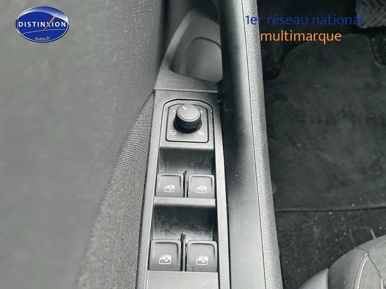 Vue rapprochée du panneau de commandes des vitres et rétroviseurs côté conducteur du Skoda Kamiq noir 2025.