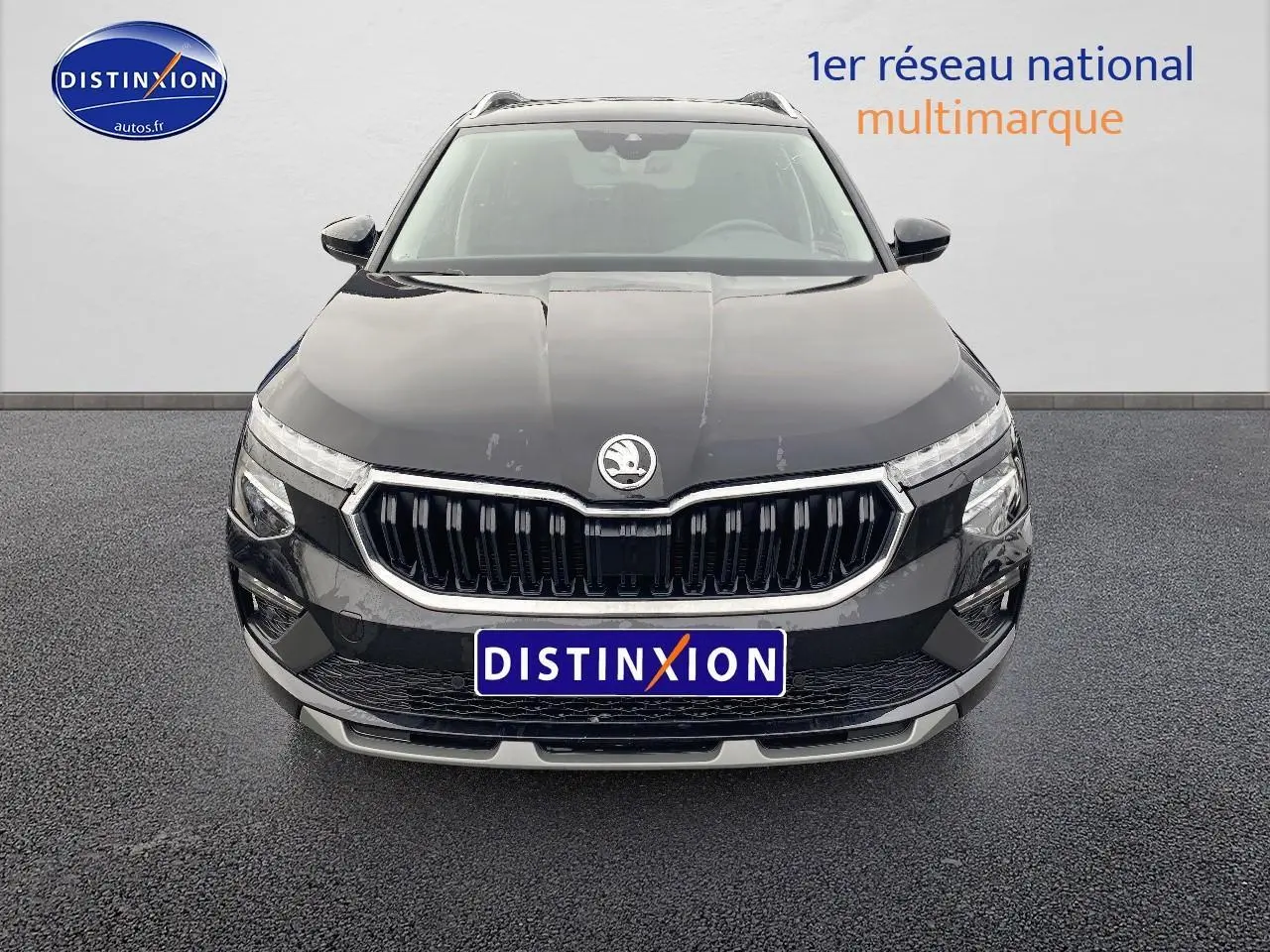 Vue frontale d'un Skoda Kamiq noir avec calandre chromée et logo distinctif, sur fond neutre.