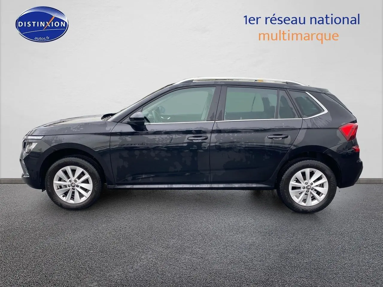 Vue de profil côté gauche d'un Skoda Kamiq noir 2025 avec jantes alu et barres de toit.