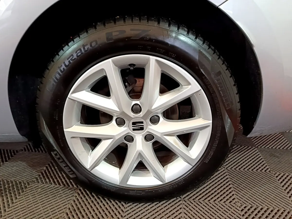 Gros plan sur la roue avant droite d'une SEAT Leon gris foncé avec jante alliage et pneu Pirelli Cinturato P7.