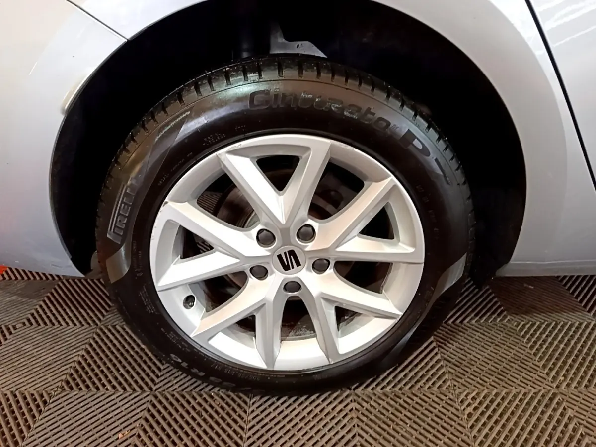 Gros plan sur la roue avant droite grise d'une SEAT LEON 2022 avec jante alliage et pneu Pirelli visible.
