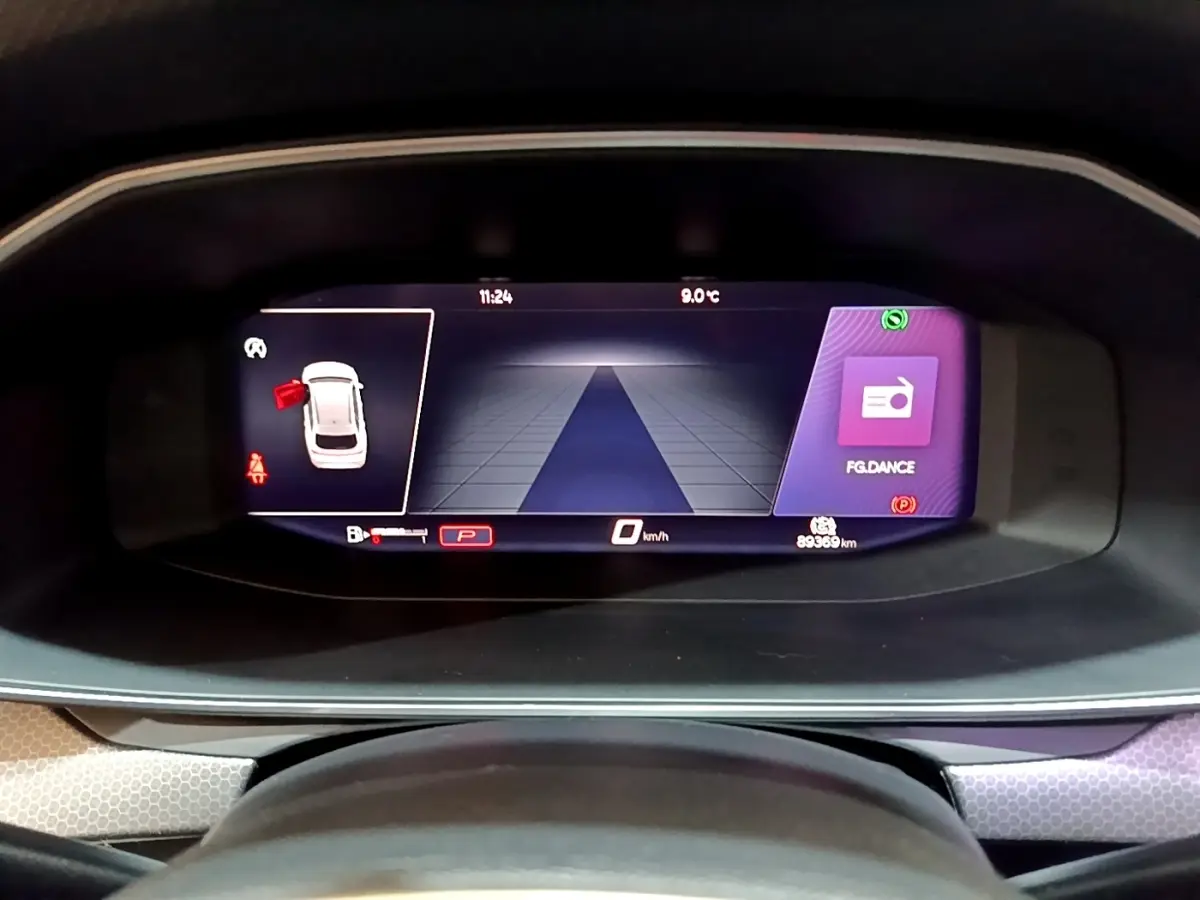 Vue rapprochée du tableau de bord numérique de la SEAT Leon gris foncé, affichant la caméra de recul et l'interface multimédia.