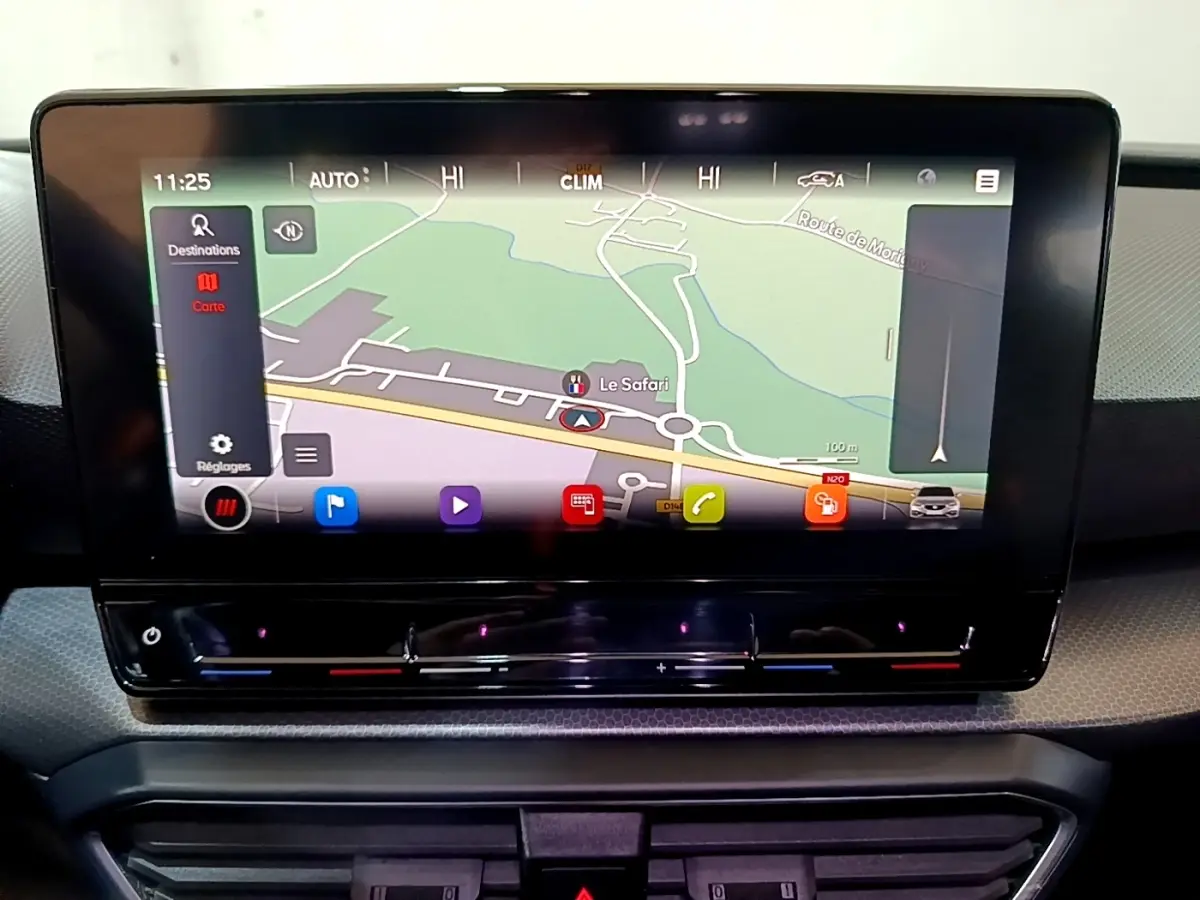 Écran tactile central du tableau de bord de la SEAT Leon gris foncé 2022 avec navigation 3D affichée.