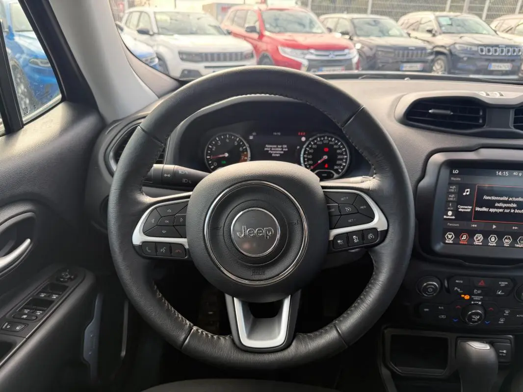 Vue intérieure centrée sur le volant Jeep du Renegade 2023, avec tableau de bord et écran tactile visibles.