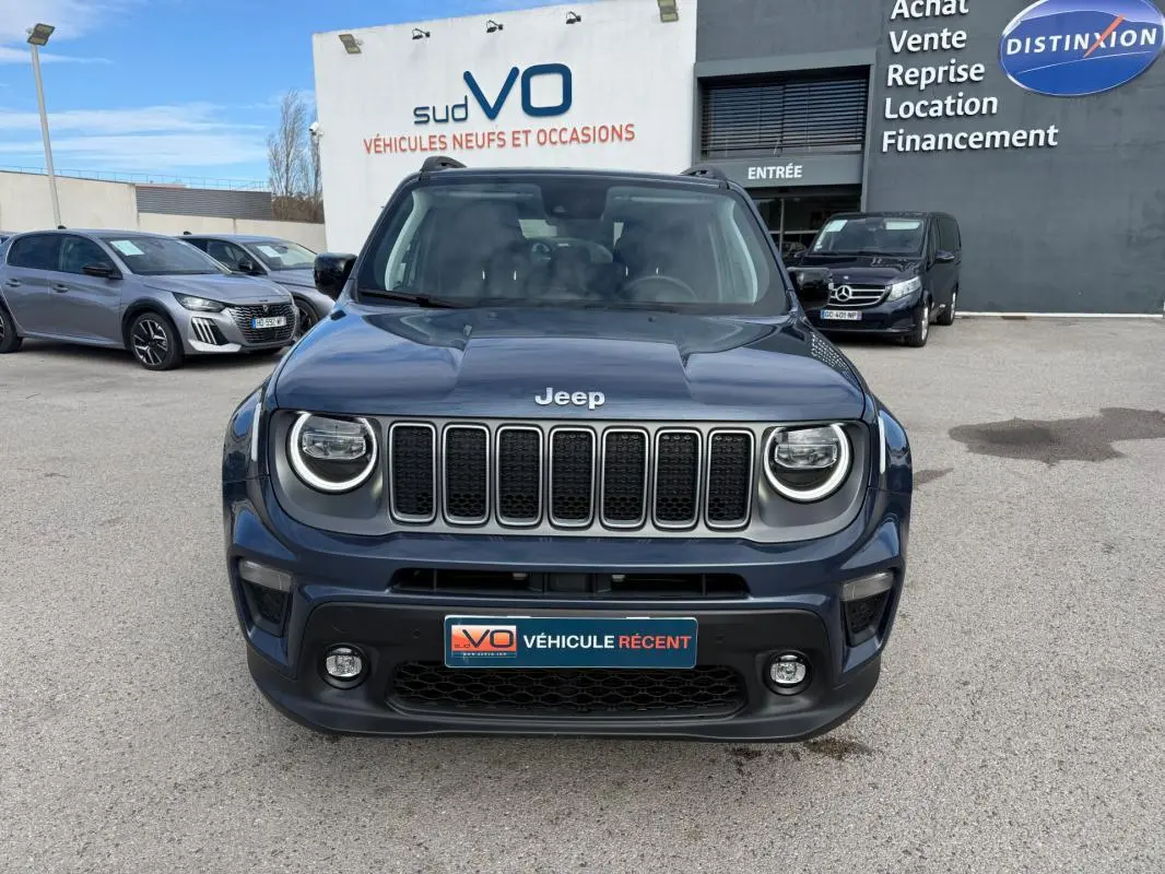 Vue avant d'une Jeep Renegade bleu 2023 avec calandre à sept fentes et phares ronds LED allumés.