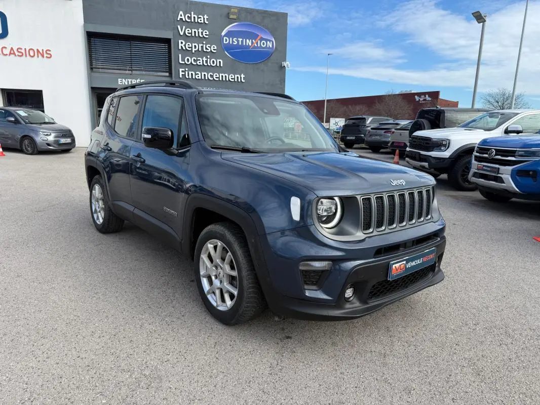 Jeep Renegade bleu en 3/4 avant droit, avec calandre distinctive et jantes alliage 17 pouces visibles.