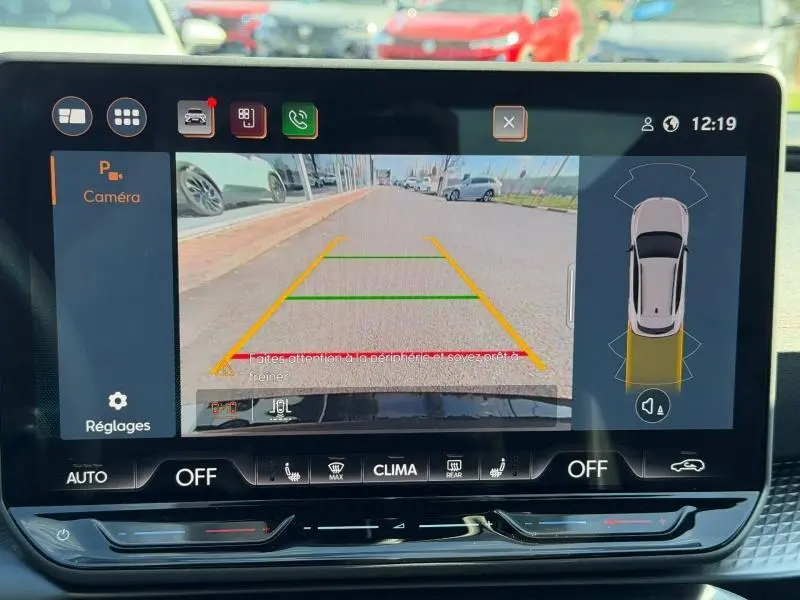 Écran central montrant la caméra de recul du CUPRA Formentor noir Minuit, avec lignes d’aide au stationnement visibles.