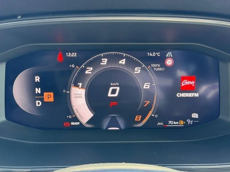 Tableau de bord numérique du CUPRA Formentor 1.5 eTSI Hybrid 2025, affichage vitesse, température et mode automatique.