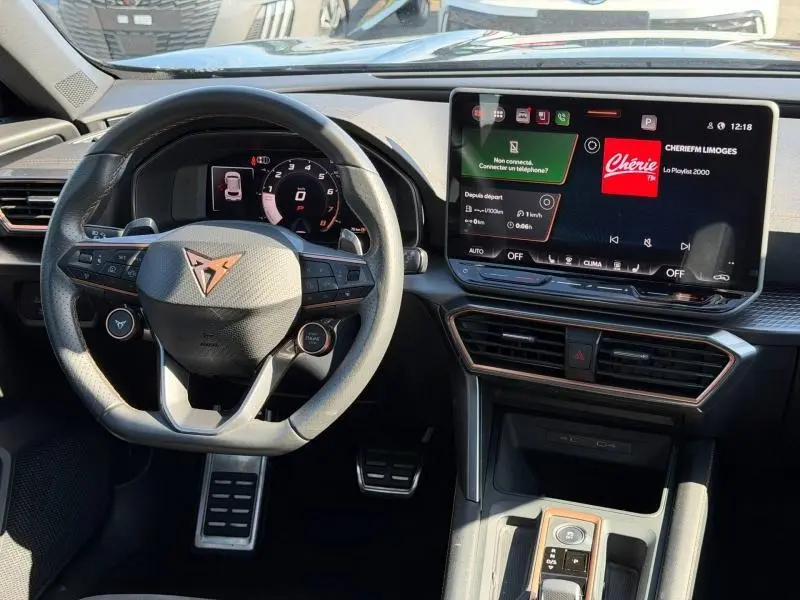 Vue intérieure centrée sur le volant et l’écran tactile du tableau de bord du CUPRA Formentor noir Minuit 2025.