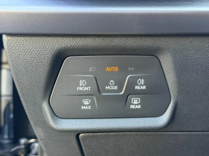 Panneau de commande des feux et dégivrage intérieur en gros plan sur CUPRA Formentor 1.5 eTSI Hybrid 2025.